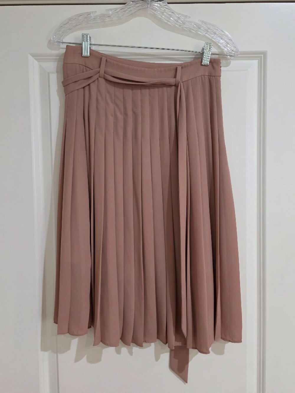 Ann Taylor size 2 blush beige crepe pleated skirt